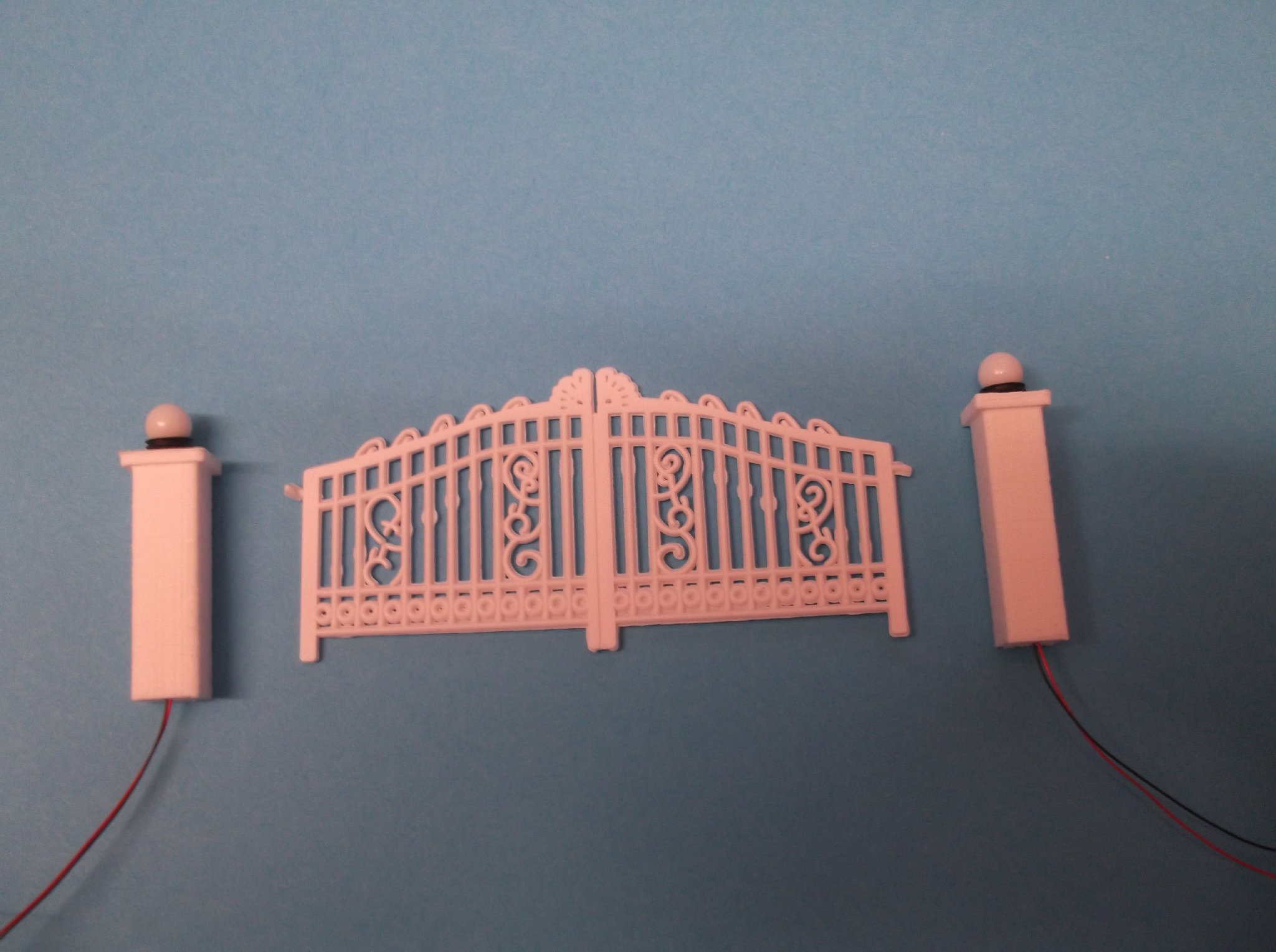 Gateposts with our LED Globe Lights & Gate - OO Scale