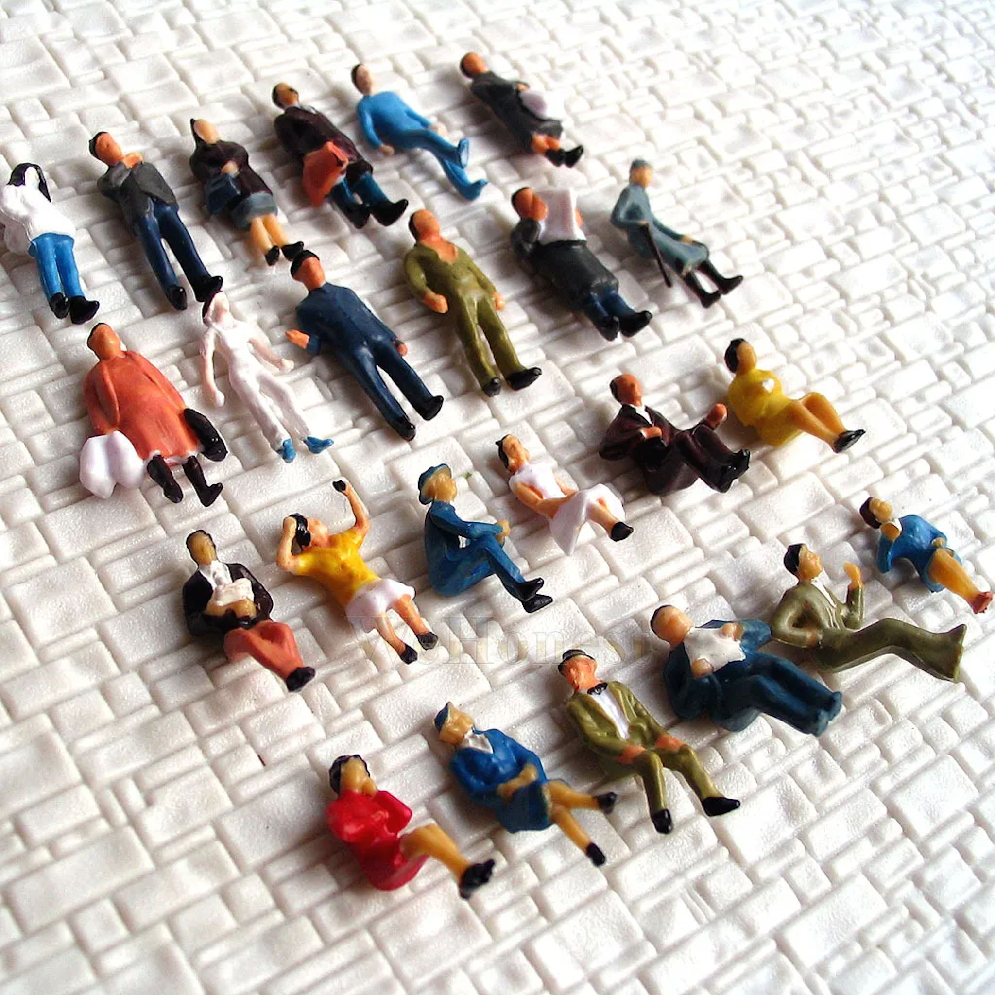 HO/OO Scale Seated and Standing Figures (24)