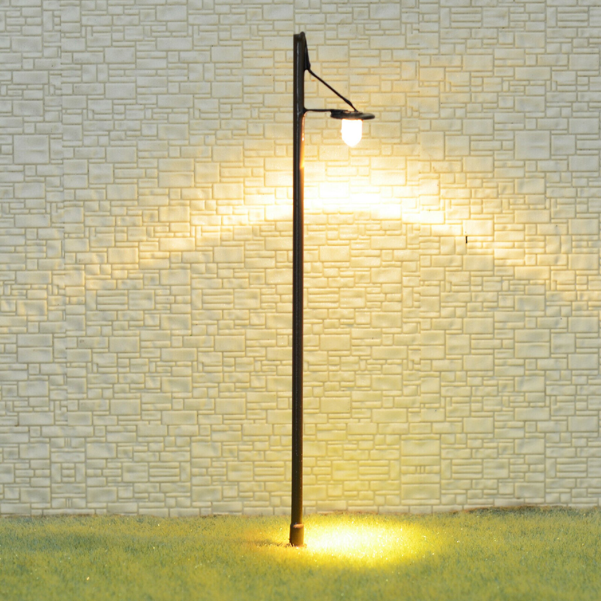 Item code R7 - O Scale Lamppost/Yard Light - Pack of 2
